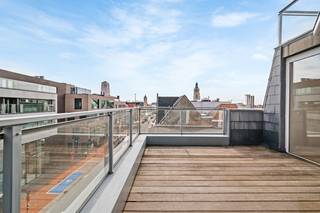 Exclusieve duplex met 210 m² woonbeleving in hartje Roeselare<br /><strong>ROESELARE STADSKERN | RECENT LUXUEUS VERNIEUWD | 2 À 3 SLAAPKAMERS | 2 TERRASSEN | 210 m²</strong><br /><br />Een uitzonderlijke eigendom op een absolute A-locatie in het centrum van Roeselare. Een woonparel uit de duizend voor snelle beslissers. <br />Deze<strong> impressionante duplex</strong>, verdeeld over de 4de en 5de verdieping, werd in 2026 verfijnd vernieuwd en <strong>combineert royale volumes</strong> met een hoogwaardige afwerking en een ongeëvenaarde woonbeleving.<br />De lichtrijke leefverdieping beschikt over meerdere<strong> stijlvolle zit- en ontspanningsruimtes</strong>, een prachtig terras met open zicht over de Munt en de Noordstraat, een exclusief gastentoilet en een hoogwaardige keuken in blauwsteen van Obumex, uitgerust met nieuwe toestellen en een elegante bar-/zitruimte.<br /><br />Via de sierlijke trap bereikt men de privéverdieping. Hier bevinden zich 2 à 3 slaapkamers, waaronder <strong>een luxueuze master suite </strong>met dubbele maatwerkdressing, nieuwe badkamer en <strong>royale inloopdouche en privaat terras</strong>.  De master beschikt bovendien over een privéterras met spectaculaire vergezichten — een unieke plek om in alle rust te genieten.<br /><br />Dankzij de royale oppervlakte en de polyvalente indeling is zelfs een extra kamer, bureau of vierde slaapgelegenheid mogelijk.<br /><br /><strong>Exclusieve troeven</strong><br />- ± 210 m² woonoppervlakte – uitzonderlijk in de stadskern<br />- Hoogwaardige renovatie en afwerking in 2026<br />- 2 volwaardige verdiepingen, bereikbaar met lift<br />- 2 terrassen met buitengewone vergezichten<br />- 2 à 3 slaapkamers, met mogelijkheid tot extra kamer<br />- EPC B – geen renovatieverplichting<br />- Kleinschalig project op een absolute topligging is groot voordeel!<br />- Nabij mogelijkheid tot aankoop van een gelijkvloerse garage met dubbele afgesloten poort<br />- Aparte kelderberging van  +/- 4m2<br /><br /><strong>Een zeldzame combinatie van ruimte, luxe, privacy en panoramische vergezichten, midden in het bruisende hart van Roeselare.</strong><br /><br />Een eigendom die u niet alleen moet bekijken, maar vooral moet rijkelijk ervaren.<br />Persoonlijk bezoek uitsluitend op reservatie.<br />T. 051 62 40 40