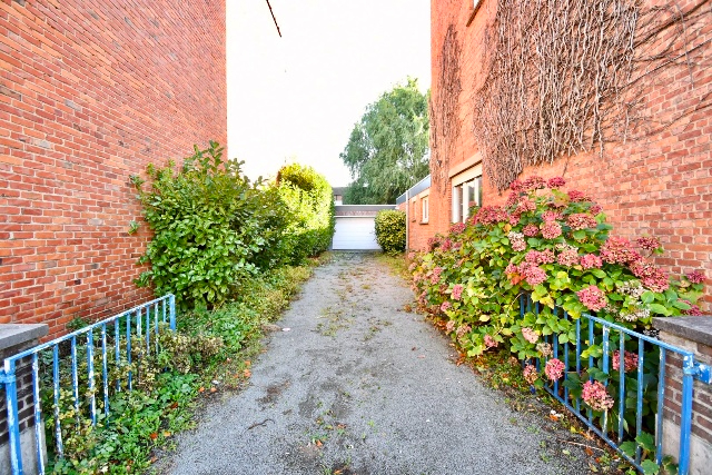 Statig burgerhuis met 3 bouwlagen nabij centrum Zele - foto 2