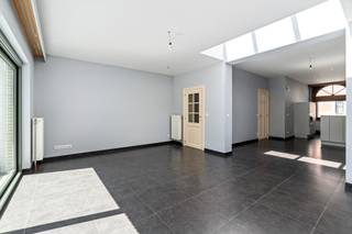 <p><strong>Instapklare woning in het hart van Machelen, op wandelafstand van het centrum, winkels en openbaar vervoer.</strong><br />Deze woning combineert ruimte, comfort en een centrale ligging in het hart van Machelen. Met vier grote slaapkamers en twee badkamers biedt deze woning alle troeven voor gezinnen of wie op zoek is naar extra leefruimte. De gezellige leefruimtes sluiten mooi aan op het ruime terras en de grote tuin van 250 m², ideaal om te genieten van het buitenleven. Dankzij de ligging nabij winkels, scholen en openbaar vervoer geniet u hier van een vlotte dagelijkse verbinding. Bovendien beschikt de woning over een EPC-label C.<br /><br /><u><strong>Belangrijkste ruimtes:</strong></u><br />• Inkomhal met toegang tot de verschillende leefruimtes<br />• Gezellige living (23,02 m²) met aangename lichtinval<br />• Eetkamer (15,05 m²) verbonden met de leefruimte<br />• Functionele keuken (13,14 m²)<br />• Vier ruime slaapkamers van 14,24 m², 15,26 m², 15,32 m² en 17,41 m²<br />• Twee badkamers van 4,92 m² en 5,51 m²<br />• Terras van 22,06 m² aansluitend aan de tuin<br />• Grote tuin van 250 m²<br />• Praktische kelder van 16,10 m²<br /><br /><u><strong>Troeven:</strong></u><br />• Volledig instapklare woning met vier grote slaapkamers en twee badkamers<br />• Op wandelafstand van het centrum, winkels en openbaar vervoer<br />• Grote tuin van 250 m² met ruim terras<br /><br />Meer informatie of een bezoek met Margaux Mulkers? Contacteer ons via +3223351115<br />JOUW DROOMHUIS. ZO GEVONDEN!</p>