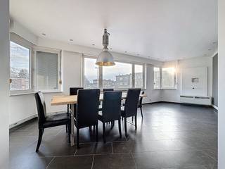 L'appartement est situé dans un emplacement privilégié à Deurne, près du parc Te Boelaar en -Boekenberg et présente la disposition suivante :Appartement au premier étage- Espace de vie spacieux sur carrelage avec de grandes fenêtres, équipé de volets- Spacieuse cuisine rénovée avec cuisinière électrique, réfrigérateur avec congélateur, four et micro-ondes, évier double, lave-vaisselle et nombreux rangements.- Local de rangement avec raccordement pour machine à laver et sèche-linge- 1 chambre spacieuse (environ 12 m²) et un espace chambre/bureau supplémentaire (environ 6 m²)- Salle de bain rénovée avec douche à l'italienne, double vasque et sèche-serviettes- Toilettes séparées- Un garageDétails :- ÉPC : C- Le prix comprend 2 places de parking (une dans le garage, une devant la porte du garage)- Frais communs : caution de 15 euros, consommation d'eau privée comprise- Disponible le 15/02/2026- L'appartement est toujours en cours de peinture (couloir et espace de vie)- La porte de garage est toujours en cours de remplacement(ré) Acheter ou (louer) louerSi vous avez des questions, vous pouvez toujours nous contacter !Dewaele Real Estate avec conseils.