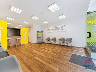 <h1><span>IMMEUBLE MIXTE À FORT POTENTIEL DINVESTISSEMENT</span></h1><h2><span>CHARLEROI CENTRE RUE DE MARCINELLE 15</span></h2><p><span>TREVI La Propriété vous présente cet immeuble de rapport mixte idéalement situé au coeur de Charleroi, dans un environnement urbain dynamique bénéficiant d'une excellente visibilité commerciale et dune proximité immédiate avec les principaux services du centre-ville.</span></p><p><span>La situation constitue un véritable atout : la gare de Charleroi-Central, les transports en commun, le centre commercial Rive Gauche, les commerces, les écoles, les administrations et les principaux axes routiers sont rapidement accessibles. Une implantation stratégique, parfaitement adaptée à une activité commerciale, professionnelle ou à un investissement locatif.</span></p><p><span>L'immeuble séduit également par sa façade de caractère, associant un rez-de-chaussée commercial contemporain à une architecture ancienne élégante et ornementée. Un accès indépendant dessert les étages, facilitant ainsi la coexistence des différentes affectations.</span></p><h3><span>Composition du bien</span></h3><p><span>Le rez-de-chaussée accueille une surface commerciale d'environ </span><span>161 m²</span><span>, actuellement occupée par la compagnie d'assurances </span><span>Yuzzu</span><span>, générant un revenu locatif de </span><span>1.500€ par mois</span><span>. Sa large vitrine à rue lui assure une excellente visibilité et une présence commerciale particulièrement intéressante.</span></p><p><span>Les étages comprennent actuellement deux appartements :</span></p><ul><li><span>Un appartement d'environ </span><span>60 m²</span><span>, composé d'un hall d'entrée, d'un séjour, dune cuisine, dune chambre et dune salle de bains. Son loyer potentiel est estimé à environ </span><span>850€ par mois</span><span>.</span></li><li><span>Un appartement d'environ </span><span>124 m²</span><span>, comprenant un séjour, une cuisine, deux chambres, une salle de bains, un WC séparé, un dressing, un hall de nuit ainsi qu'un grenier. Son loyer potentiel est estimé à environ </span><span>950€ par mois</span><span>.</span></li></ul><p><span>Le revenu locatif potentiel de l'ensemble s'élève ainsi à environ </span><span>3.300 par mois</span><span>, soit </span><span>39.600 par an</span><span>, hors valorisation du bâtiment annexe.</span></p><h3><span>Un potentiel de développement supplémentaire</span></h3><p><span>À l'arrière de la propriété se trouve un bâtiment annexe d'environ </span><span>100 m²</span><span>, offrant d'intéressantes possibilités d'aménagement. Sous réserve de l'obtention des permis et autorisations urbanistiques nécessaires, cet espace pourrait notamment permettre la création de deux logements supplémentaires et accroître sensiblement la rentabilité globale de l'investissement.</span></p><p><span>Selon les informations graphiques disponibles, la parcelle serait cadastrée sous la référence </span><span>52011D0083/00F000</span><span> et présenterait une contenance d'environ </span><span>390 m²</span><span>. Ces renseignements sont communiqués à titre indicatif et devront être confirmés par les documents officiels.</span></p><p><span>Grâce à ses revenus existants, à la présence d'un locataire commercial, à ses volumes généreux et à son potentiel de développement, cet immeuble constitue une opportunité rare pour un investisseur souhaitant acquérir un actif mixte au coeur de Charleroi.</span></p><p><span>Les affectations, possibilités de division ou de transformation ainsi que la conformité des unités devront être vérifiées auprès des administrations compétentes.</span></p><h3><span>Renseignements et visites</span></h3><p><span>TREVI La Propriété</span><span><br />Boulevard Audent 17 6000 Charleroi<br /></span><span>071 33 37 69</span><span><br /></span><span><span>www.lapropriete.be</span></span></p>