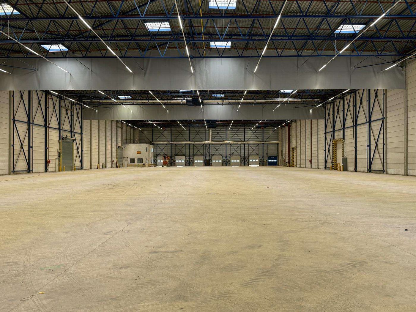 Warehouse 5,798 m² with 16 loading docks and office 1,830 m² for rent - photo 1