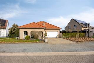 In het rustige en gegeerde Huibout te Peizegem (Merchtem), gelegen in een rustige en doodlopende straat, vinden we deze instapklare open bebouwing...