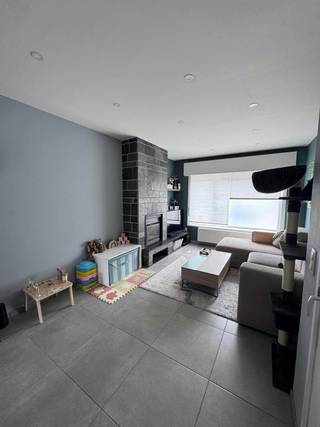 Ontdek deze gezellige, moderne woning in Stene (Oostende). Deze ruime woning is ideaal gelegen langs de Mariakerkelaan, vlak bij scholen, winkels en het openbaar vervoer. Een perfecte match voor gezinnen of starters die op zoek zijn naar comfort, ruimte en veel lichtinval!Indeling:• Gelijkvloers: Uitnodigende inkomhal, gastentoilet, gezellige woonkamer en een moderne keuken voorzien van een koelkast, vaatwasmachine combi microgolfoven en inductiekookplaat. Daarnaast is er een praktische opbergruimte met aansluiting voor een wasmachine en toegang tot het ruime terras.• Eerste verdieping: Moderne badkamer uitgerust met een toilet, douche en lavabomeubel, 2 ruime slaapkamers.• Tweede verdieping: Grote derde slaapkamer of hobbyruimte met toegang tot de kruipzolder.Pluspunten:• Zonnig terras met weinig inkijk (veel privacy)• Moderne keuken en badkamer met veel natuurlijk licht• Uitstekende ligging nabij scholen, winkels en openbaar vervoer• Ideale instapklare woning voor gezinnen of startersBent u geïnteresseerd in deze gezellige woning in Oostende? Contacteer ons vandaag nog voor een bezoek ter plaatse en ontdek zelf deze lichtrijke, moderne thuis!De algemene voorwaarden van Dewaele DIY kunt u steeds raadplegen via dewaele.com.Bestuursmaatregelen in het maatregelenregister: in aanvraag