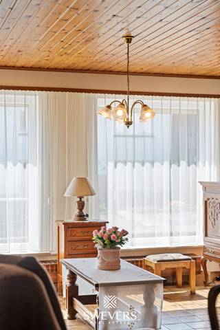 Voor meer info en foto’s, surf naar www.swevers.be – Deze ruime halfopen woning aan Huzarenstraat 18 in Lummen biedt 178 m² bewoonbare oppervlakte, vier slaapkamers, een grote garage en een aangename tuin. De woning dateert van 1957 en is te renoveren, waardoor je ze volledig naar eigen smaak kunt inrichten. In 2016 werden de ramen vernieuwd en overal rolluiken geplaatst. Op het gelijkvloers vind je een inkomhal, een woonkamer van 24 m², een keuken van 10 m² en een ruime veranda die rechtstreeks aansluit op de tuin. Verder zijn er een berging en een garage van 30 m². De eerste verdieping telt drie slaapkamers van 20 m², 9 m² en 9 m², een badkamer en een apart toilet. Via een vaste trap bereik je de tweede verdieping met een vierde slaapkamer van 15 m² en een afzonderlijke zolderruimte. Een kelder van 15 m² zorgt voor bijkomende opslag. Het perceel van 3a 83ca heeft een noordwestelijke oriëntatie en beschikt over een ruime, aangelegde tuin. Dankzij de veranda, garage en verschillende bergruimtes biedt de woning heel wat praktisch potentieel. Ook de ligging is een troef: rustig en toch vlak bij het centrum van Lummen. Scholen, openbaar vervoer, winkels, horeca en sportfaciliteiten bevinden zich op wandelafstand. De snelweg ligt op ongeveer 1,25 km. Een interessante renovatiekans voor wie op zoek is naar ruimte, een tuin en vier slaapkamers op een praktische locatie. Voor meer informatie, bel 011 255 155. Bron bewoonbare oppervlakte: EPC – verslag. Dit pand is onderworpen aan de renovatieverplichting van de Vlaamse overheid voor residentiële gebouwen (behoudens bij sloop binnen 5 jaar na de aankoop). Consulteer voor meer informatie de website van het Vlaams Energie- en Klimaatagentschap via https://www.vlaanderen.be/een-huis-of-appartement-kopen/renovatieverplichting-voor-residentiele-gebouwen.