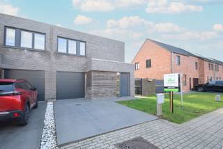 Deze recente woning te huur in Ieper combineert modern comfort met een praktische indeling en een aangename leefomgeving.Bij het binnenkomen wordt u...