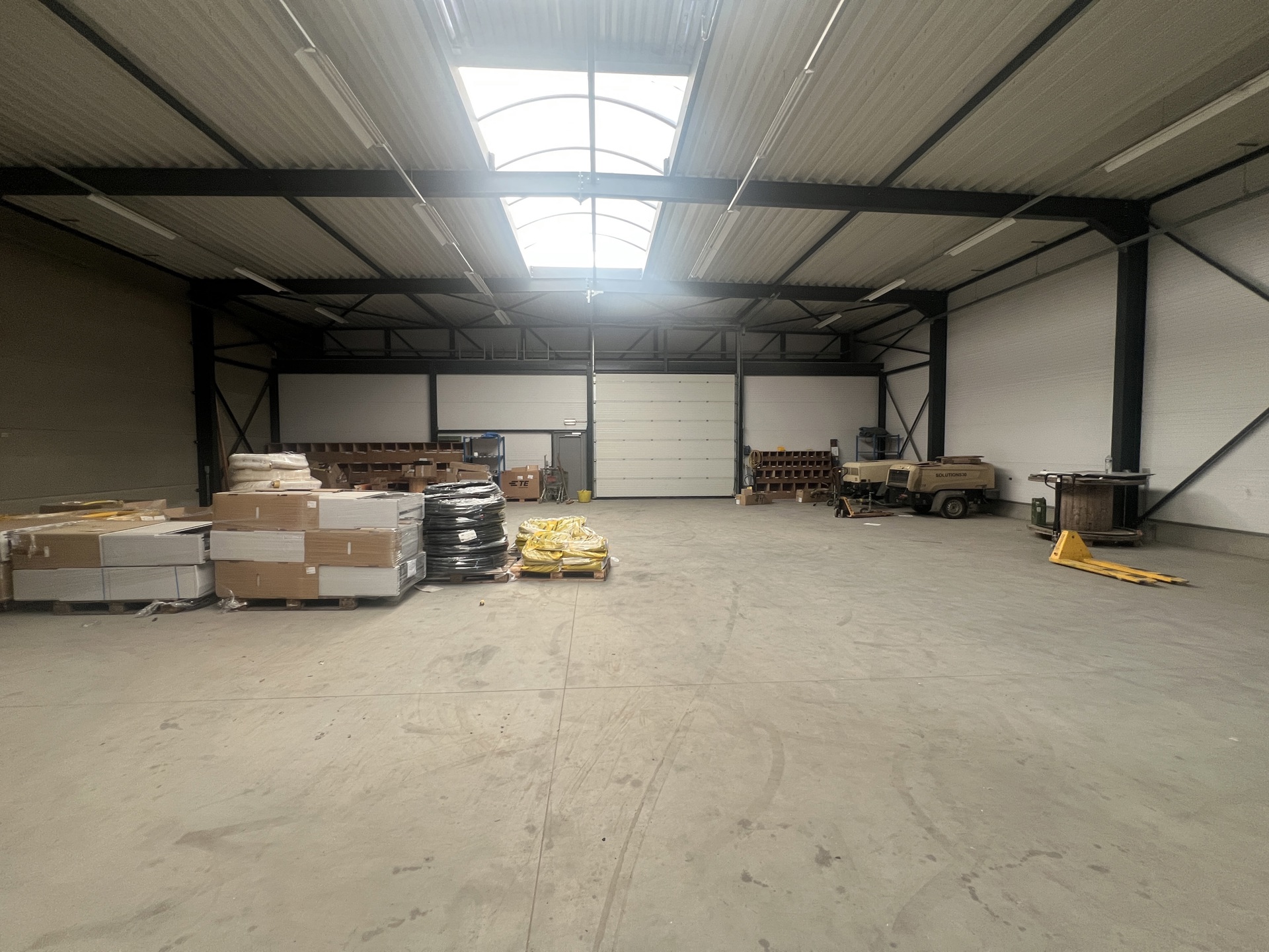 MULTIFUNCTIONEEL BEDRIJFSGEBOUW MET APPARTEMENT EN BUITENTERREIN - foto 5