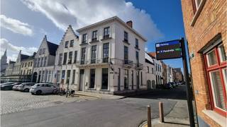 Zeer ruim en comfortabel 3-slaapkamerappartement met GARAGE op een uitstekende ligging in het centrum van Brugge, aan het Astridpark, een groene...