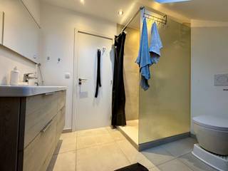 Gelegen in een commerciële omgeving en vlakbij het openbaar vervoer, stellen wij u dit recent en lichtrijk duplex-appartement voor. Een ideale...