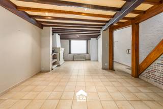 Gelegen op wandelafstand van de markt van Zwevezele ligt deze ruime gezinswoning.Een gezellige ruime woning die ideaal kan dienen als starterswoning...