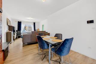 Welkom in de Bullenstraat, waar we deze centraal gelegen gezinswoning terugvinden. De woning vormt een interessante basis voor wie op zoek is naar een betaalbare woning in het centrum van Deinze en deze graag verder naar eigen smaak wil opfrissen.<br /><br />Bij binnenkomst kom je terecht in de inkomhal, die toegang geeft tot de ruime woonkamer. Aansluitend bevindt zich de keuken, die recent werd gerenoveerd. Ook de badkamer bevindt zich op het gelijkvloers en werd recent vernieuwd. Achteraan is er nog een klein, zonnig terras/koer waar je in alle rust van de buitenlucht kunt genieten.<br /><br />Op de eerste verdieping bevinden zich twee ruime slaapkamers. De tweede verdieping (vaste trap) beschikt over een derde slaapkamer/zolderruimte die dankzij de beschikbare oppervlakte mogelijkheden biedt om verder in te delen en eventueel twee kamers te creëren.<br /><br />Een woning met een praktische indeling, een centrale ligging en nog verschillende mogelijkheden om verder naar eigen smaak af te werken.<br /><br />Interesse in deze woning? Neem gerust contact met ons op voor meer informatie of om een bezoek in te plannen via emre@devastgoedlink.be of 0456 65 05 26.