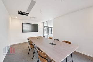 Uitzonderlijk goed bereikbare, instapklare kantoren van 454 m² te huur, ideaal gelegen dankzij de directe aansluiting met de R4 op slechts 1...