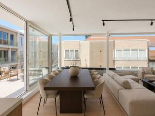 Fenomenale Duplex/penthouse met schitterend zonneterras terras, 2 slaapkamers en een hoogwaardige afwerking, gelegen op wandelafstand van de Zeedijk en het strand.<br />Ontdek deze prachtige, instapklare duplex waar comfort, ruimte en kwaliteit centraal staan. Gelegen op een gunstige locatie biedt deze woning alles wat u zoekt voor modern en zorgeloos wonen.<br />Bij het betreden van het appartement wordt u verwelkomd in een lichtrijke leefruimte met een elegante afwerking en oog voor detail. De open, volledig uitgeruste keuken sluit naadloos aan op de eet- en zithoek, ideaal voor gezellige avonden en het ontvangen van gasten.<br />Het appartement beschikt over twee slaapkamers, waarvan 1 op het woongedeelte en de tweede op de bovenste verdieping met een bijhorende badkamer, perfect voor een gezin, of als tweedeverblijf. De badkamer met inloopdouche en ligbad is stijlvol ingericht met kwalitatieve materialen en voorzien van alle hedendaagse comfort.<br />Een absolute troef is het ruime terras waar u in alle rust kunt genieten van het buitenleven.<br />Troeven:<br />2 ruime slaapkamers<br />Hoogwaardige en duurzame afwerking<br />Lichtrijke leefruimte<br />Volledig uitgeruste keuken<br />Modern ingerichte badkamer<br />Aangenaam terras<br />Instapklaar<br />Energiezuinig<br />Dit appartement combineert luxe en functionaliteit op een uitstekende locatie. Ideaal voor wie op zoek is naar een kwaliteitsvolle woonst zonder zorgen.<br />Interesse? Neem vandaag nog contact op voor meer informatie of een bezichtiging!