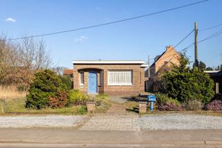 Te renoveren woning met 1 slaapkamer nabij het centrum van Nijlen.Indeling GLV: inkomhal; woonkamer; keuken; berging; wasplaats; badkamer en...