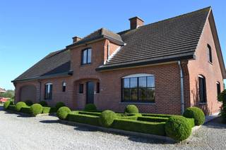 In een rustige en veilige woonomgeving te Vichte bevindt zich deze goed onderhouden vrijstaande woning op een perceel van 4104 m². Een lange...