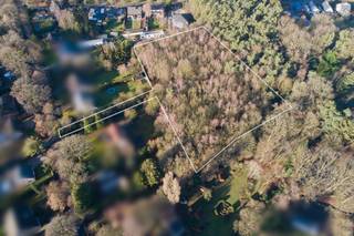 Deze grond is vooraan 15m breed; de te bouwen alleenstaande woning kan dus 9m breed zijn (diepte van maximum 17m).Achteraan deint het perceel uit...