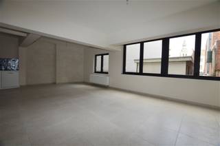 Dit instapklare appartement verwelkomt u via een inkomhal met gastentoilet en biedt meteen een aangenaam gevoel van ruimte en licht. De leefruimte...