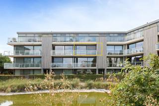 <h2><span>LICHTRIJK APPARTEMENT MET TWEE TERRASSEN EPC A</span></h2><p><span>U zoekt een ruim en bijzonder lichtrijk appartement waar u volop kunt genieten van zon, rust en groen, en dat alles vlak bij zee? Dan is dit prachtige appartement van ca. 108 m² in de Vosseslag te De Haan absoluut een bezoek waard!</span></p><p><span>Het appartement bevindt zich op de tweede verdieping van een mooie en uiterst klassevolle residentie, op korte afstand van het prachtige strand van De Haan. De ligging is bijzonder rustig en groen.</span></p><p><span>Een absolute troef zijn de </span><span>twee ruime terrassen aan weerszijden van het appartement</span><span>. Dankzij deze dubbele oriëntatie geniet u de hele dag door van bijzonder veel natuurlijke lichtinval en zon. De grote raampartijen en open zichten zorgen bovendien voor een heerlijk ruimtelijk gevoel.</span></p><p><span>Indeling:</span><span> inkomhal met vestiairekast, grote en lichtrijke woonkamer met open luxueus ingerichte keuken met eiland en aansluitend ruim terras, twee volwaardige slaapkamers met toegang tot het tweede ruime terras. Beide slaapkamers beschikken over ingemaakte kasten over een volledige muurlengte, wat zorgt voor bijzonder veel praktische bergruimte.</span></p><p><span>Het appartement beschikt bovendien over maar liefst </span><span>twee badkamers</span><span>: een ruime badkamer met ligbad, toilet en dubbele lavabo en een tweede badkamer met inloopdouche en lavabomeubel. Verder zijn er nog een apart toilet en een afzonderlijke berging.</span></p><p><span>Het appartement verkeert in </span><span>uitstekende staat</span><span>, de elektrische installatie is conform en dankzij de </span><span>uitstekende EPC-score A</span><span> geniet u hier van een bijzonder energiezuinige woonst.</span></p><p><span>In de kelderverdieping is bovendien een </span><span>erg ruime garagebox met elektriciteit en automatische poort</span><span> bij aan te kopen.</span></p><p><span>Een uitzonderlijk compleet appartement voor wie houdt van </span><span>ruimte, licht, zon, comfort en rust</span><span>, op een prachtige groene locatie vlak bij zee en strand.</span></p><p><span>Absolute topper!</span></p>