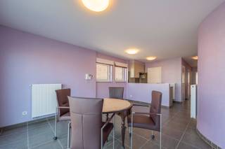 Res. De Visscher.<br />Zeer interessante aanbieding voor zowel investeerder, tweede verblijf, hoofdverblijf...<br />Dit in nieuwstaat verkerend appartement omvat de inkom, apart toilet, leefruimte met open keuken, berging aan de keuken, grote slaapkamer achteraan met toegang tot het terras, kleine slaapkamer voor enkel bed of bureelruimte, badkamer met ligbad en lavabo. Zonnig terras aan de achterzijde.<br />Ref.A505