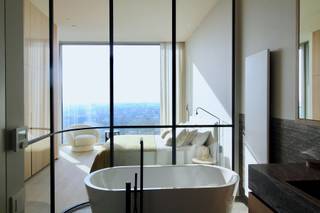 Afgewerkte penthouse gelegen op de 25e verdieping, met fenomenaal uitzicht en zuid-oriëntatie. Het heeft 2 slaapkamers, waarvan de master bedroom verbonden is aan de slaapkamer, een ingerichte keuken, extra slaapkamer of bureel, een extra badkamer en 1 terras.<br />Bij het appartement hoort een extra berging, gelegen op dezelfde verdieping. 