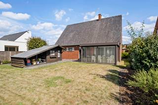 Op een ruim perceel van 551m² bevindt zich deze goed onderhouden woning in een rustige, residentiële wijk van Kortemark. Dankzij de centrale ligging geniet je hier van een perfecte balans tussen privacy, bereikbaarheid en dagelijks comfort.<br /><br />De woning beschikt over drie volwaardige slaapkamers, ideaal voor een gezin of wie graag extra ruimte heeft voor een thuisbureau, hobbykamer of logeerkamer. De lichte leefruimte vormt het hart van de woning, met via een veranda, een aangename connectie naar de tuin. De praktische keuken en badkamer maken het plaatje compleet. De verdieping heeft de mogelijkheid om een bijkomende douchekamer of toilet te installeren.<br /><br />Buiten vind je een grote, verzorgde tuin waar je volop kan genieten van rust, groen en privacy. De garage biedt extra bergruimte en veilige parkeermogelijkheden.<br /><br />Wens je meer info of een bezoek, contacteer Bruno 0496 234126 of bruno.vanthuyne@acasa.immo
