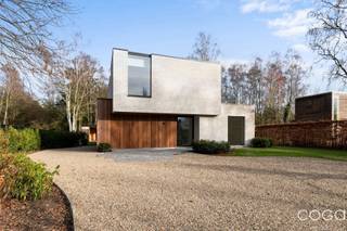 Exclusief afgewerkte nieuwbouwvilla op 2.295m² met prachtig buitenzwembad! Het eigendom is gelegen op een rustige, groene en goed bereikbare...