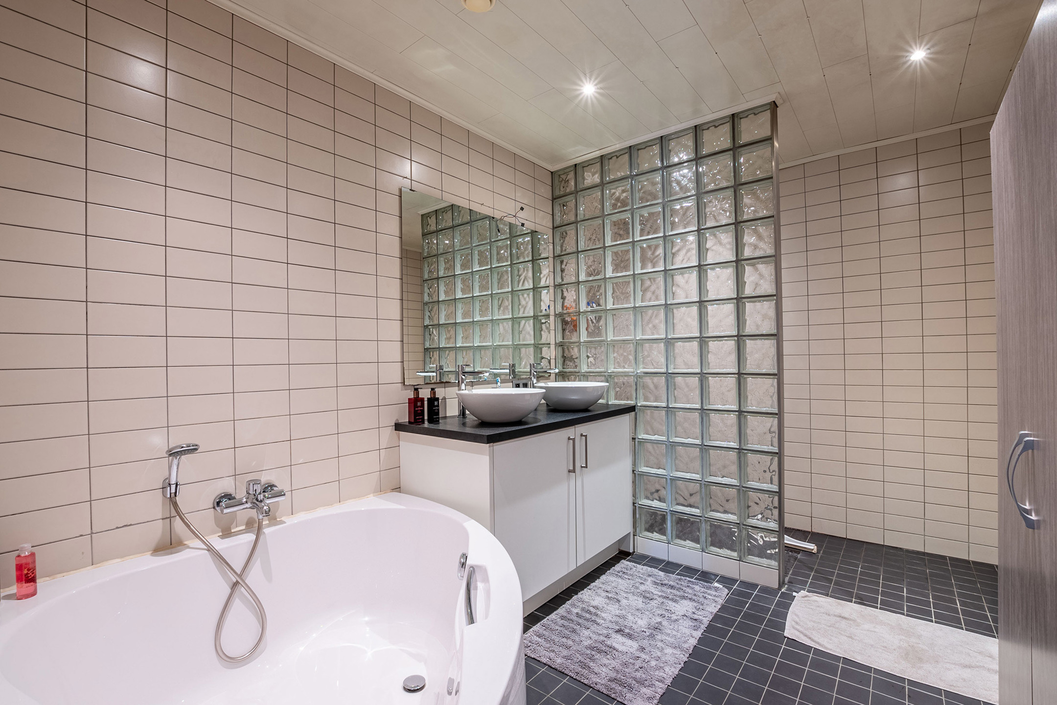 Huis met 4 slaapkamers, ruime garage en atelier - foto 5