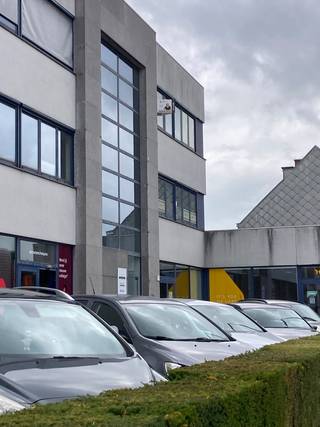 Bent u op zoek naar een instapklare kantoorruimte op een strategische ligging met uitstekende bereikbaarheid? Ontdek dan deze kantoorruimte van 175 m², ideaal gelegen tussen Kortrijk centrum en ’t Hoge, recht tegenover Kortrijk Xpo en vlak bij alle belangrijke invalswegen.<br /><br />Kenmerken van het pand:<br />175 m² instapklare kantoorruimte op de 2e verdieping<br />6 aparte bureaus met ingebouwde bureaukasten (inbegrepen in huurprijs)<br />Ruime inkomhal / ontvangstruimte<br />Grote raampartijen zorgen voor veel natuurlijk licht<br />2 kitchenettes en 4 toiletten (2x2)<br />Airco-units en zonnescreens in elke ruimte<br />Alarm en onderhoudsvriendelijke vloer<br />Liften en ruime gemeenschappelijke gangen<br /><br />Parkeerfaciliteiten:<br />4 bovengrondse privéstaanplaatsen<br />2 ondergrondse staanplaatsen vlakbij de ingang, met laadpalen<br />Extra vrije parkeergelegenheid voor het gebouw<br /><br />Verlichte totempaal met dubbelzijdig reclamebord langs drukke invalsweg – uitstekende zichtbaarheid voor uw bedrijf<br /><br />Uitstekende ligging:<br />Centrale locatie tussen Kortrijk centrum en ’t Hoge<br />Directe verbinding met E17, E403 en R8<br />Bushalte voor de deur met aansluiting naar Kortrijk station<br />Nabij tal van voorzieningen: Kortrijk Xpo, VIVES, KULAK, AZ Groeninge, Kennedypark, Beneluxpark, Kinepolis, hotels en restaurants<br /><br />Beschikbaarheid: onmiddellijk<br />Interesse? Neem contact op voor meer info of een bezoek ter plaatse: Brigitte@altro-vastgoed.be - 0479/597.004