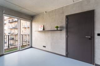 Ideaal gesitueerd tussen Brederode, Markgrave en de Harmoniewijk, bevindt dit 1-slaapkamerappartement zich in een rustige en residentiële omgeving. Het groene Hof Van Leysen ligt op wandelafstand en biedt een aangename plek voor ontspanning. Tegelijk geniet u van een vlotte verbinding met belangrijke invalswegen, openbaar vervoer en het stadscentrum. Een praktische én gegeerde ligging die rustig wonen moeiteloos combineert met de nabijheid van de stad.<br /><br />Dit recente en energiezuinige appartement (bouwjaar 2022), gelegen op de derde verdieping, onderscheidt zich door zijn hedendaagse, industriële uitstraling. De lichtrijke leefruimte vormt één mooi geheel met de moderne open keuken en biedt een aangename setting om te wonen en te ontspannen. Vanuit de leefruimte heeft u rechtstreeks toegang tot het terras aan de rustige achterzijde van het gebouw.<br /><br />Verder beschikt het appartement over één volwaardige slaapkamer en een stijlvolle badkamer met lavabo, toilet en betegelde inloopdouche. De combinatie van de industriële architectuur, het recente bouwjaar en het hedendaagse wooncomfort maakt dit appartement tot een bijzonder aantrekkelijke woonplek.<br /><br />Belangrijkste kenmerken:<br />- Instapklaar en energiezuinig<br />- Elektriciteit volledig conform<br />- Bouwjaar 2022 (verkoop onder registratierechten)<br />- Lage algemene kosten (aparte meters)<br />- Gemeenschappelijke fietsenberging<br />- Privatieve kelderberging<br /><br />Verplichte vermeldingen<br />EPC: 38 kWh/m²<br />P-score: D &amp; G-score: D<br />Stedenbouw: Wg-Vg-Gvkr-Gvv-Gmo