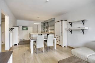Disposition<br /><br />Premier étage :<br />- hall d'entrée avec vestiaire<br />- salon et salle à manger complets<br />- cuisine ouverte équipée avec cuisinière Boretti<br />- débarras séparé avec branchements pour machine à laver<br />- terrasse couverte (7m²)<br />- toilettes séparées pour les invités<br />- chambre 1 avec salle de bain séparée avec lavabo et douche à l'italienne<br />- chambre 2 avec dressing et salle de bain séparée avec baignoire, lavabo et urinoir<br /><br />Étage -1 :<br />- rangement privé au sous-sol<br />- place de parking privée<br /><br />Détails :<br />- appartement spacieux avec 2 chambres et 2 salles de bains<br />- immeuble d'appartements récent et bien entretenu avec ascenseur<br />- appartement économe en énergie avec label EPC A<br />- situation centrale mais calme à Hoboken, à proximité du centre, des commerces, des écoles et des transports en commun.<br />- score mobile de 8,8/10<br /><br />Cet appartement à vendre à Hoboken vous intéresse ? N'hésitez pas à nous contacter à l'adresse janice.racaj@dewaele.com ou au 03 206 76 73.<br />Vous souhaitez également vendre ou louer votre propriété ? Nous sommes heureux de pouvoir vous aider.<br />Toujours à votre service pour répondre à toutes vos questions sur l'immobilier !<br /><br />Registre des mesures: non