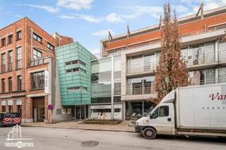 Ontdek dit charmante appartement met één slaapkamer, ideaal gelegen op een centrale locatie. De lichtrijke leefruimte met open keuken vormt het...