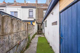 <br />Deze woning is gelegen in de Notelaarstraat 84 te Gent en geniet van een vlotte bereikbaarheid. In de nabije omgeving vindt u winkels, scholen, openbaar vervoer en andere dagelijkse voorzieningen, wat zorgt voor een aangenaam wooncomfort.<br /><br />Via de inkomhal betreedt u rechtstreeks de leefruimte, die aansluit op de keuken. Vanuit deze ruimte heeft u toegang tot de badkamer. Zowel via de leefruimte als de keuken bereikt u de stadskoer, waar zich tevens een praktische berging bevindt.<br /><br />Op de eerste verdieping bevinden zich twee volwaardige slaapkamers, ideaal voor een gezin, koppel of als extra werkruimte.<br /><br />De tweede verdieping biedt plaats aan een derde slaapkamer. Aansluitend bevindt zich een compacte zolderruimte, die naar wens kan worden ingericht als bureau, hobbyruimte of extra bergruimte.<br /><br />Dankzij de praktische indeling, drie slaapkamers en de aanwezige buitenruimte vormt deze woning een interessante opportuniteit.<br /><br />Heeft u interesse in deze woning? Neem dan snel contact op via 0484 14 96 86 of via info@oko.immo.