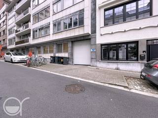 Deze afgesloten autostaanplaats nr 43 bevindt zich in de Hendrik van Brederodestraat. Op wandelafstand van het Sint-Pietersstation. Bij de...