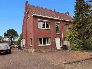 Appartement met 2 slaapkamers badend in het licht. <br />Dit appartement bevindt zich op de eerste en tweede verdieping van een halfopen woning en beschikt over een eigen inkom. De woning biedt een praktische indeling met een leefruimte, keuken, badkamer met douche, twee slaapkamers en een bureauruimte op het hoogste verdiep.<br />Een extra troef zijn de twee parkeerplaatsen voor de deur .<br />Hoewel het appartement niet over een terras beschikt, bestaat de mogelijkheid om een zeer ruim Zuidwest terras te plaatsen na bekomen van een omgevingsvergunning. U geniet dankzij de gunstige ligging van talrijke groene wandel- en recreatiegebieden in de onmiddellijke omgeving. Bovendien bereikt u de P+R van Brasschaat in slechts vijf minuten en bevinden winkels en het centrum zich vlakbij.<br />Bent u op zoek naar een interessante investering of een betaalbare eigen woning? Maak nu uw afspraak en mail Katrin@wollaertvastgoed.be of bel 03 283 44 00. Tot snel?