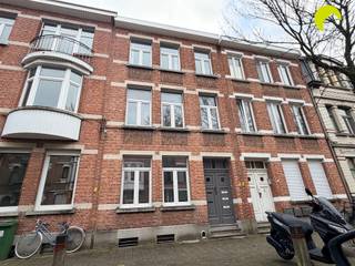 Gezellig appartement in een rustige straat, nabij openbaar vervoer! Indeling:We nemen de trap naar de eerste verdieping, hier betreden we het...