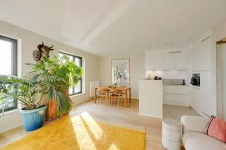 <p><span>Ontdek dit </span><span>verfijnde hoekappartement</span><span> in de prestigieuze residentie Louise-Marie, een architecturaal baken aan </span><span>het groene Hertogenpark</span><span> in de geliefde </span><span>Markgravewijk</span><span>. Het project, vormgegeven door </span><span>POLO Architects</span><span> en opgeleverd in 2022, verenigt </span><span>hedendaagse elegantie</span><span> met </span><span>panoramisch uitzichten</span><span>.</span></p><p><span>Gelegen op de </span><span>elfde verdieping</span><span> ontvouwt zich een </span><span>zee van licht</span><span>. De leefruimte baadt in openheid en trakteert u op </span><span>unieke vergezichten richting het Middelheimpark</span><span>. De</span><span> moderne open keuken</span><span> staat in directe verbinding met de woonkamer en opent naar het </span><span>royale zonneterras van ca. 15 m²</span><span>.</span></p><p><span>Twee serene slaapkamers </span><span>bieden rust en comfort, terwijl de </span><span>moderne badkamer met inloopdouche</span><span>, het aparte gastentoilet en de </span><span>praktische berging</span><span> het geheel compleet maken. De </span><span>zandkleurige schildertechnieken</span><span> in de woon- en slaapkamers creëren een</span><span> oase van rust</span><span> en tijdloze elegantie, terwijl de </span><span>doorlopende eiken parketvloer</span><span> elke ruimte verbindt in warmte en verfijning, waardoor een harmonieus en uitnodigend geheel ontstaat.</span></p><p><span>De residentie tilt wonen naar een hoger niveau met </span><span>exclusieve faciliteiten</span><span>: een </span><span>privatieve fitnessruimte</span><span>, een </span><span>beveiligde fietsenstalling met laadpunten</span><span> en de discrete service van een </span><span>conciërge</span><span>. Winkels, restaurants en supermarkten liggen op wandelafstand, terwijl u vlot aansluiting vindt naar het stadscentrum en de belangrijkste invalswegen.</span></p><p><span>Bijzonderheden</span></p><ul><li><span>Instapklaar hoekappartement</span><span> met hoogwaardige afwerking</span></li><li><span>Twee volwaardige slaapkamers en stijlvolle badkamer</span></li><li><span>Ruim zonneterras</span></li><li><span>Exclusieve faciliteiten</span><span>: fitness, fietsenstalling met laadpunten en conciërge</span></li><li><span>Autostaanplaats verplicht bij aan te kopen aan €36.000</span></li></ul><p><span>Bent u op zoek naar </span><span>een stijlvol appartement waar licht, uitzicht en comfort samenkomen</span><span> in de Markgravewijk? Contacteer ons via <span>thomas.onzia@urbainvastgoed.be</span></span><span> of bel 03 501 97 16 voor meer informatie of een bezoek.</span></p><p><span>Bodemattest en stedenbouwkundige inlichtingen in aanvraag.</span></p><p><span> </span></p>