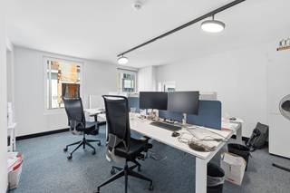 Te koop in Lennik, op Alfred Algoetstraat, een kantoor van ongeveer 310 m², ideaal gelegen in een rustige, centrale en vlot bereikbare omgeving.<br /><br />Het pand bevindt zich in een gemengde zone met zowel professionele activiteiten als woningen, wat zorgt voor een aangename werkomgeving terwijl het toch dicht bij belangrijke invalswegen ligt met een snelle verbinding naar Brussel en de omliggende gemeenten.<br /><br />Het kantoor is gelegen in een markant hoekgebouw in het dorpscentrum en geniet daardoor van uitstekende zichtbaarheid en een strategische ligging.<br /><br />Volledig gerenoveerd in 2016 is het pand instapklaar en voorzien van moderne afwerkingen zoals nieuwe ramen, dak, verwarmingssysteem, verhoogde vloer en LED-verlichting, wat zorgt voor een functionele en comfortabele werkruimte.<br /><br />De energievoorziening gebeurt via een Viessmann gascondensatieketel (2016). <br /><br />Daarnaast beschikt het pand over 2 garages en een buitenparking (niet inbegrepen in de prijs), wat extra parkeer- en gebruiksmogelijkheden biedt.<br /><br />Dit kantoor is ideaal voor administratieve, vrije of dienstverlenende activiteiten die op zoek zijn naar een strategische locatie in de rand met een rustige werkomgeving.<br /><br />Een instapklare opportuniteit die zichtbaarheid, bereikbaarheid en modern comfort combineert.