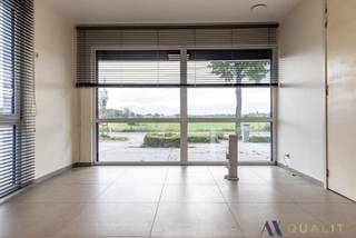 Deze instapklare woning in Hingene (Bornem) biedt een unieke combinatie van wonen en werken, ideaal voor wie op zoek is naar een veelzijdig pand met tal van mogelijkheden. Dankzij de doordachte indeling en centrale ligging is dit de perfecte uitvalsbasis voor een vrij beroep, kantoorruimte of kangoeroewonen. Op het gelijkvloers bevindt zich de inkomhal met toegang tot de kelder en trap naar de verdieping, een aparte bureauruimte die ook dienst kan doen als wachtruimte of praktijkruimte, een keuken, een gastentoilet, een handige vestiaire en een slaapkamer. Op de eerste verdieping vindt u de gezellige leefruimte, een volledig ingerichte keuken, een badkamer, een berging, een centrale hal en twee slaapkamers, waarvan één voorzien is van een ruime dressing. De dakverdieping biedt nog een extra ruimte met aansluitingen voor een keuken of sanitair, ideaal als studio, hobbyruimte of extra slaapkamer. Buiten geniet u van een aangenaam terras achteraan en een aangelegde privéparking voor de woning. De ligging is uitstekend: rustig in de natuur, maar toch vlakbij de N16, wat zorgt voor een vlotte verbinding naar zowel Antwerpen als Brussel. Ook het centrum van Hingene ligt op wandelafstand. Met een gunstig EPC van 111 kWh/m² (UC3286491) is deze woning bovendien energiezuinig en klaar voor de toekomst. Voor meer informatie of het maken van een afspraak voor een bezichtiging, kunt u vrijblijvend contact opnemen via het nummer 03/283.84.84 of per e-mail naar gert@ax-quality.be