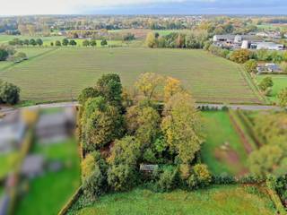 In het prachtige landelijke Opdorp, deelgemeente van Buggenhout, ontdek je deze karaktervolle Split-Level villa uit de jaren ’70, volledig...