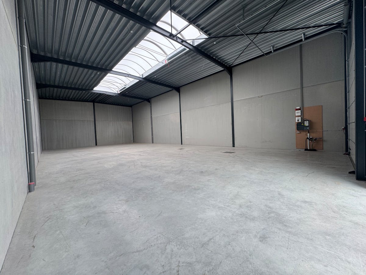 Strategisch gelegen nieuwbouwloods (311 m²) te huur – Jabbeke - foto 5