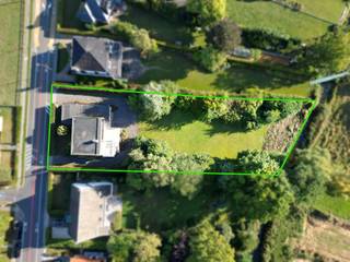 Dit prachtig gelegen perceel van 2.409 m² bevindt zich op een uitzonderlijke ligging. Namelijk in een rustige, groene omgeving en op wandelafstand...