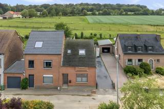 deze woning in halfopen bebouwing bevindt zich in een doodlopende straat in Vertrijk, een deelgemeente van Boutersem die een vlotte bereikbaarheid biedt. De woning heeft fijne leefruimtes op het gelijkvloers en twee grote plus een kleine slaapkamer op de verdieping. De aangelegde tuin achteraan de woning geeft uit om de omliggende velden.
Omvattende:
Gelijkvloers: inkomhal, zit- en eetkamer, keuken, badkamer, berging en wasplaats
Eerste verdieping: nachthal, 3 slaapkamers, toiletruimte
Kelderverdieping: hal en keldercompartiment
Oprit, garage, terras en tuin: oprit, garage, aangelegde tuin met terras en berging
Ligging: de woning bevindt zich in een doodlopende straat in Vertrijk, een deelgemeente van Boutersem. De locatie biedt alle faciliteiten in de nabije omgeving en een bijzonder makkelijke bereikbaarheid. Bushaltes zijn vlakbij, het station van Vertrijk bevindt zich op 950m en de aansluiting met de E40 is op een 1 km rijden.
De beschikbaarheid van deze woning is bij akte.
https://www.itimmo.be/maagdomstraat-19-boutersem