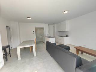 Welkom in dit prachtige nieuwbouw appartement pal in het centrum van Ardooie! In dit stijlvolle appartement kan je genieten van een en lichtrijke woonomgeving met hoogwaardige afwerking. <br /><br />Indeling: Dit appartement beschikt over één ruime slaapkamer met ingerichte badkamer en een lichtrijke woonkamer met een praktische keuken. De keuken is volledig uitgerust met alle benodigde apparatuur, waaronder een kookplaat, oven, vaatwasser en koelkast. <br /><br />Terras: Geniet van de frisse lucht en het buitenleven op je eigen terras.<br /><br />Centrale Locatie: Dit appartement is gunstig gelegen in het bruisende centrum van Ardooie. Je hebt alle voorzieningen binnen handbereik, waaronder winkels, restaurants, scholen en openbaar vervoer.<br /><br />Het appartement is volledig instapklaar geschilderd en is voorzien van gloednieuwe armaturen. <br /><br />Dit is een unieke kans om in een gloednieuw, comfortabel appartement in het centrum van Ardooie te wonen. Neem vandaag nog contact met ons op om een bezichtiging te regelen. <br />wouter@opt-immo.be of 0477/78.39.25