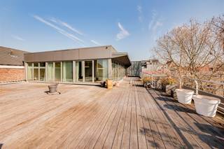 <p><span>Magnifique penthouse d'environ 147m²</span><span> (cfr EPC) avec </span><span>magnifique terrasse sur le toit d'environ 100m²</span><span> situé à l'entrée du </span><span>quartier vert !</span></p><p><span> </span></p><p><span> </span></p><p><span> </span></p><p><span>Grâce aux nombreuses fenêtres, ce loft est baigné </span><span>d'une oasis de lumière</span><span>. </span><span> Avec les </span><span>gares de</span><span>Zurenborg </span><span>et de </span><span>Berchem</span><span> accessibles à pied, vous êtes immédiatement proche de tout. Tous les bars, restaurants et lieux de vie branchés ne sont qu'à 5 minutes à pied. Et le </span><span>parc du Groen Kwartier</span><span> est votre propre jardin et terrasse.</span></p><p><span> </span></p><p><span>Disposition :</span></p><p><span>- rez-de-chaussée : hall d'entrée commun avec cage d'escalier et ascenseur</span></p><p><span>- le loft est situé au 2ème étage</span></p><p><span>- espace de vie spacieux et ensoleillé</span></p><p><span>- cuisine équipée ouverte avec tout le confort moderne </span></p><p><span>- chambre 1</span></p><p><span>- chambre 2</span></p><p><span>- salle de bain avec baignoire, toilette et lavabo dans le meuble</span></p><p><span> </span></p><p><span>Avantages</span></p><p><span>- situation privilégiée à Anvers</span></p><p><span>- loft lumineux avec de hauts plafonds</span></p><p><span>- rénové en 2014</span></p><p><span>- ePC favorable</span></p><p><span>- pas d'amiante</span></p><p><span>- électricité conforme</span></p><p><span>- Chauffage central individuel au gaz</span></p><p><span>- gratuit par acte notarié</span></p><p><span>- services publics séparés (eau, gaz et électricité)</span></p><p><span>- peu de frais fixes, le syndic est résident</span></p><p><span> </span></p><p><span>Vous êtes intéressé par cet appartement à vendre dans le quartier vert, vous cherchez un autre bien immobilier, un investissement ou vous voulez connaître la valeur de votre bien ? Alors BOLT immo est l'endroit idéal pour vous ! Nous nous ferons un plaisir de vous aider.</span><span> </span></p><p><span> </span></p>