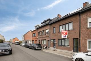 [[ DIT PAND NEEMT DEEL AAN DE ERA OPEN HUIZEN DAG OP 6/12 VAN 13:00 TOT 14:00 ]] 
<p><u><strong>Willebroek: Instapklare gezinswoning met 3 slaapkamers, tuin en zonnepanelen</strong></u></p>

<p>In de rustige Vaartstraat in Willebroek vinden we deze charmante en energiezuinige woning, ideaal voor gezinnen die op zoek zijn naar comfortabel wonen met een groene toets. De woning beschikt over drie volwaardige slaapkamers en een aangename, onderhoudsvriendelijke tuin. Dankzij de zonnepanelen geniet je bovendien van een lagere energiefactuur en een duurzaam wooncomfort. Op het gelijkvloers bevindt zich een lichtrijke leefruimte met aansluitend een volledig uitgeruste keuken. De ligging is uitstekend: op wandelafstand van winkels, scholen en openbaar vervoer, met een vlotte verbinding richting A12 en omliggende gemeenten zoals Boom, Mechelen en Puurs.</p>
<strong><u>Indeling</u></strong><br />Kelderverdieping: Praktische stockagekelder<br />Gelijkvloers: Inkomhal - leefruimte - eetruimte - keuken - berging - toilet - tuin<br />1ste verdieping: Badkamer - 2 slaapkamers<br />2de verdieping: Slaapkamer<br /><br /><strong><u>Troeven</u></strong>

<ul><li>Instapklaar</li><li>Vlakbij invalswegen</li><li>Aangename tuin met terras</li></ul>
