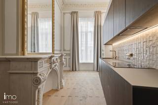 Dit karaktervolle appartement is uitstekend gelegen op de gegeerde Bondgenotenlaan in Leuven, en combineert een centrale ligging met een...