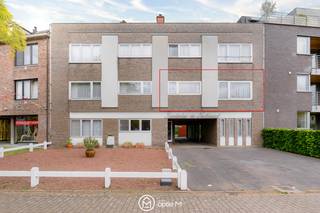 <h2><span>Op de Diestersteenweg 160 in Kermt vind je dit appartement te koop op de eerste verdieping van een kleinschalige residentie.</span></h2>
Dit ruime appartement heeft een oppervlakte van 103 m2 (volgens EPC) en bevindt zich in het centrum van Kermt, dichtbij winkels, openbaar vervoer en op 7 km van het centrum van Hasselt. Ook is er een vlotte bereikbaarheid naar de autosnelwegen. Bovendien ligt het appartement op wandelafstand van het Herkenrodebos, waardoor je geniet van de ideale combinatie tussen groen en een centrale ligging.<br /><br />Bij het binnenkomen in het appartement kom je terecht in een ruime inkomhal met vestiaire/berging en een apart gastentoilet. De lichtrijke leefruimte geniet van veel natuurlijke lichtinval dankzij het grote raam aan de voorzijde. Ook de keuken beschikt over een groot raam en biedt voldoende plaats voor een eettafel.<br />Aan de achterzijde van het appartement liggen de ruime badkamer en twee volwaardige slaapkamers, waarvan één slaapkamer rechtstreekse toegang geeft tot het terras en één slaapkamer voorzien is van maatkasten.<br />Verder is het appartement uitgerust met aluminium ramen met dubbele beglazing en centrale verwarming op gas via een recente verwarmingsketel van 2021.<br /><br />Een extra troef is het beheer van het gebouw door een mede-eigenaar, wat zorgt voor bijzonder lage gemeenschappelijke kosten.<br />Er is geen lift in het gebouw.<br /><br /><strong>Troeven van het appartement:</strong>
<ul>
<li>Centrale ligging centrum Kermt</li>
<li>Twee ruime slaapkamers</li>
<li>Terras </li>
<li>Garagebox bij te kopen</li>
<li>Gasketel vernieuwd in 2021</li>
<li>Lage gemeenschappelijke kosten</li>
<li>Asbestveilig</li>
<li>Interessant als eigen bewoning of investering</li>
</ul>
<br />Interesse in dit appartement te koop in Kermt? Contacteer ons via Optie M vastgoed I carine@optie-m.be I 0478/41 58 70.<br />Wil je weten wat jouw woning waard is? Contacteer ons via bovenstaande gegevens voor een vrijblijvende waardebepaling.<br />Extra informatie: WG/VG/GVV/GMO/GVKR