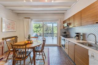 Op de Emile Van Dorenlaan, vlakbij de levendige Stalenstraat en op een boogscheut van het centrum van Genk, vinden we dit ruime en instapklare <span><strong>duplexappartement </strong></span>terug. Met een bewoonbare oppervlakte van maar liefst <span><strong>183 m² </strong></span>combineert dit appartement het comfort en de ruimte van een woning met de voordelen van een kleinschalige residentie.<br /><br />Het appartement maakt deel uit van een gebouw met slechts twee wooneenheden, waardoor rust en privacy centraal staan. Bovendien geniet u van een uitstekende ligging, op wandelafstand van winkels, scholen, openbaar vervoer en tal van andere voorzieningen.<br /><br /><span><u><strong>Indeling:</strong></u></span><br />- Op het gelijkvloers bevindt zich de private inkomhal met toegang tot het appartement.<br />- De eerste verdieping beschikt over een ruime centrale hal die toegang verleent tot de lichtrijke leefruimte, de keuken met aansluitend terras, een praktische berging en de badkamer.<br />- Op de tweede verdieping bevinden zich vier volwaardige slaapkamers, ideaal voor een gezin, thuiswerk of hobbyruimte.<br />- Daarnaast beschikt het appartement over een privatieve kelderberging, ideaal voor extra opslagruimte.<br /><br /><span><u><strong>Troeven:</strong></u></span><br />Mogelijkheid tot het huren van een garage!<br /><br />Bent u op zoek naar een ruim en instapklaar duplexappartement op een centrale locatie in Genk?<br />Neem dan gerust contact op via <span><strong>089 20 34 34 of mail naar info@ninabrunovastgoed.be.</strong></span> Wij helpen u graag verder!