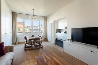 Dit prachtig en luxueus gerenoveerd appartement op toplocatie is de ideale uitvalsbasis voor elke stadsmus en levensgenieter. <br /><br />Locatie: <br />Topligging op het Zuid, aan de mooie Lambermontplaats. <br /><br />Indeling: <br />We bereiken de 3e verdieping met de trap. Inkomhal, ruime en lichtrijke leefruimte die voorzien is van een prachtige parketvloer en vele ingemaakte kasten, aparte en volledig ingerichte keuken, mooie badkamer voorzien van een inloopdouche, toilet en lavabomeubel. Achteraan het appartement vinden we twee volwaardige slaapkamers die beiden voorzien zijn van een dubbel bed en ingemaakte kasten. Eén van de slaapkamers geeft toegang tot een leuk en zonnig terrasje. <br /><br />Bijzonderheden:<br />- 100 % instapklaar<br />- Mooie eiken parketvloer over het hele appartement<br />- Vele ingemaakte kasten<br />- Alle verbruik met individuele meters<br />- Blanco elektrische keuring