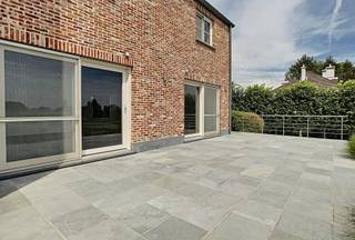 Mooie villa gelegen te Overijse, 12 are, perfect afgewerkt. Gelijkvloers: inkomhal (9m²) met apart toilet, 47m² living met toegang tot terras...